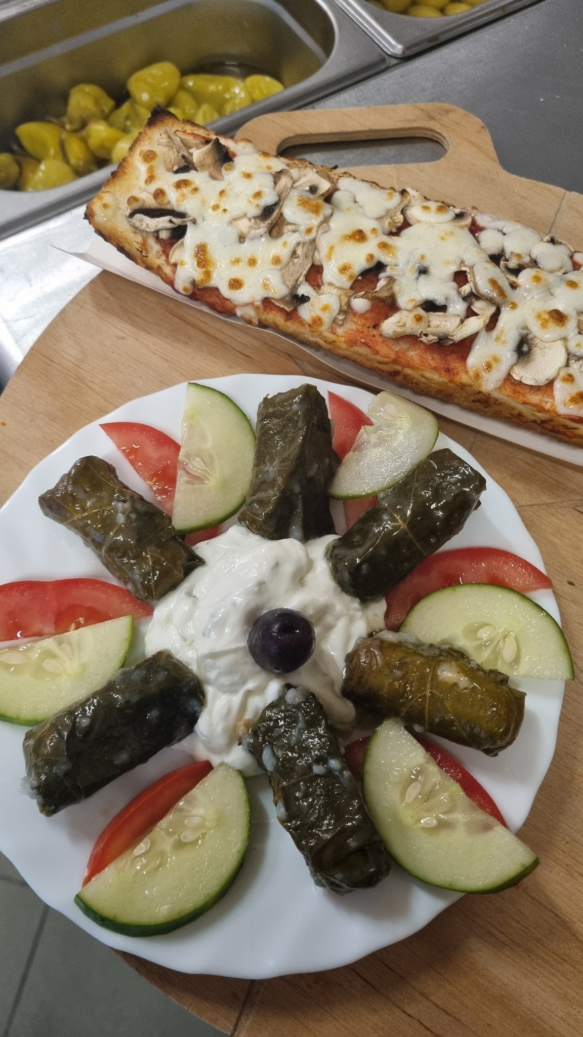 Dolmades - greckie gołąbki z liści winogron z ryżem