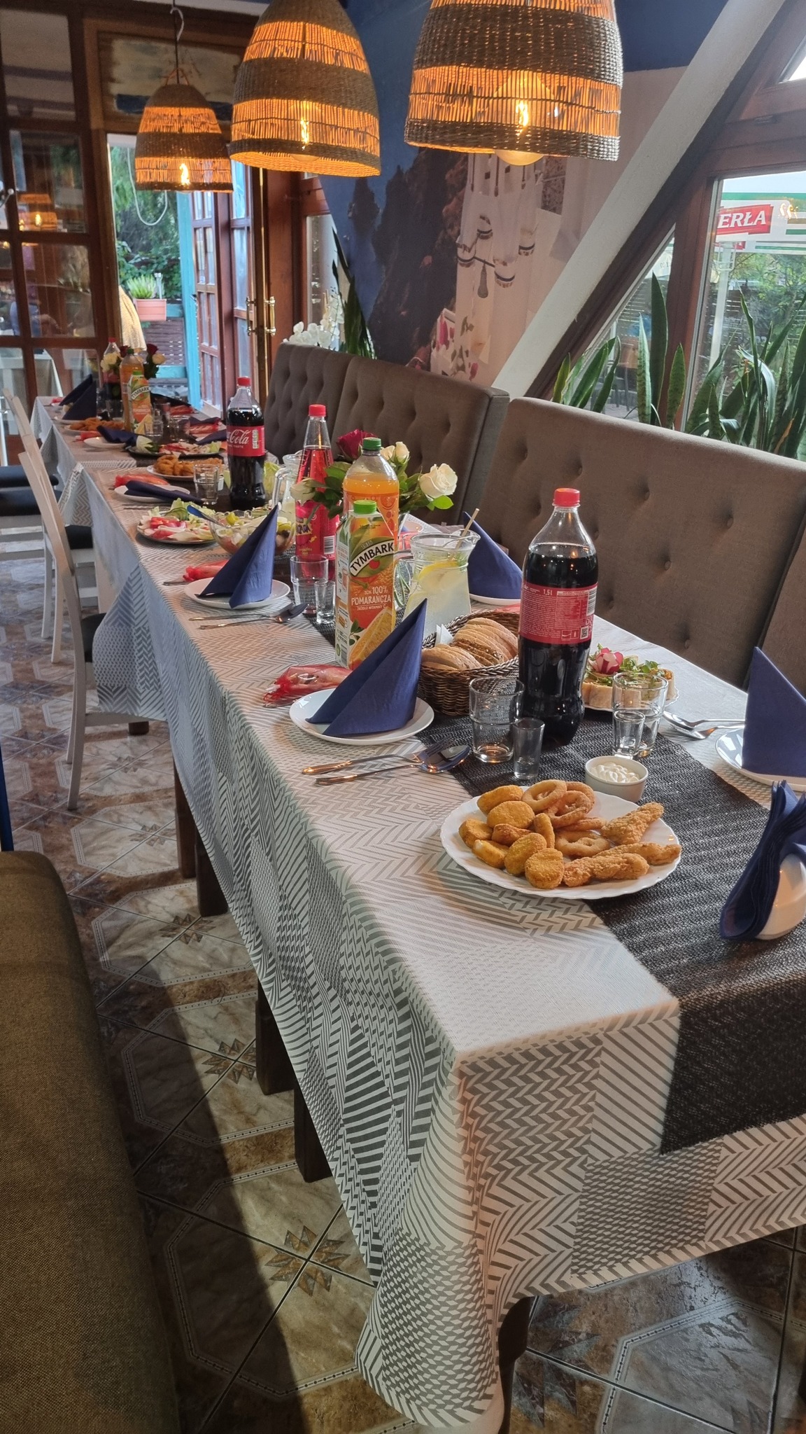 Klimatyczne wnętrze Greckiej Tawerny Santorini w Kraśniku z charakterystycznymi lampami