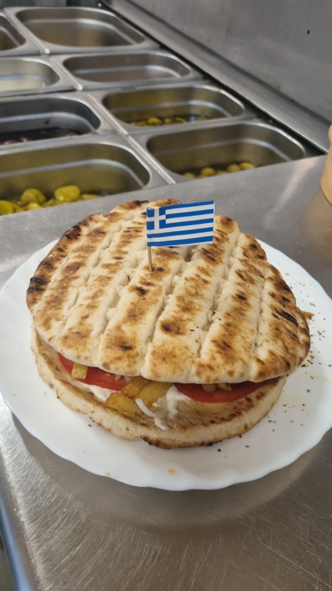 Pita grecka z flagą Grecji - świeża i aromatyczna